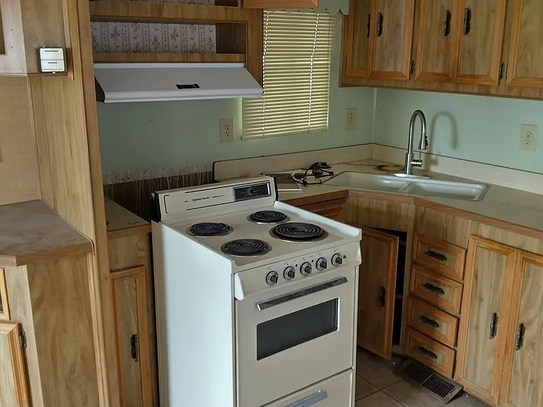 1334 W Hatcher Rd — Photo 5