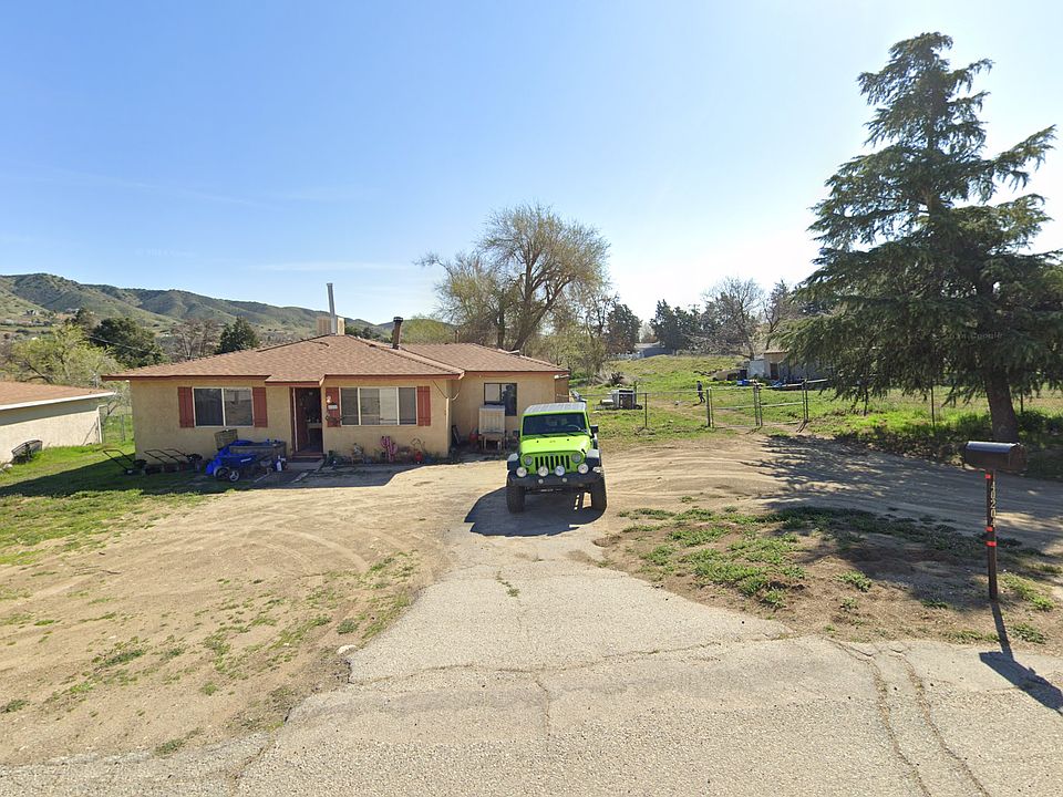 Outside of home. 
Tenant still living at home, thus no inside photos at present time. Will post when tenant leaves, and inside access available. Will be repainting entire inside of home.