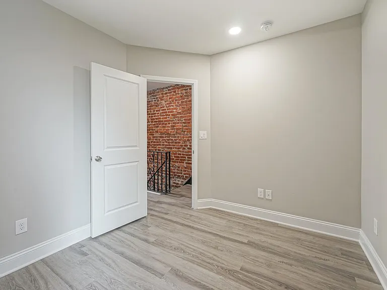 3130 Dickinson St — Photo 17