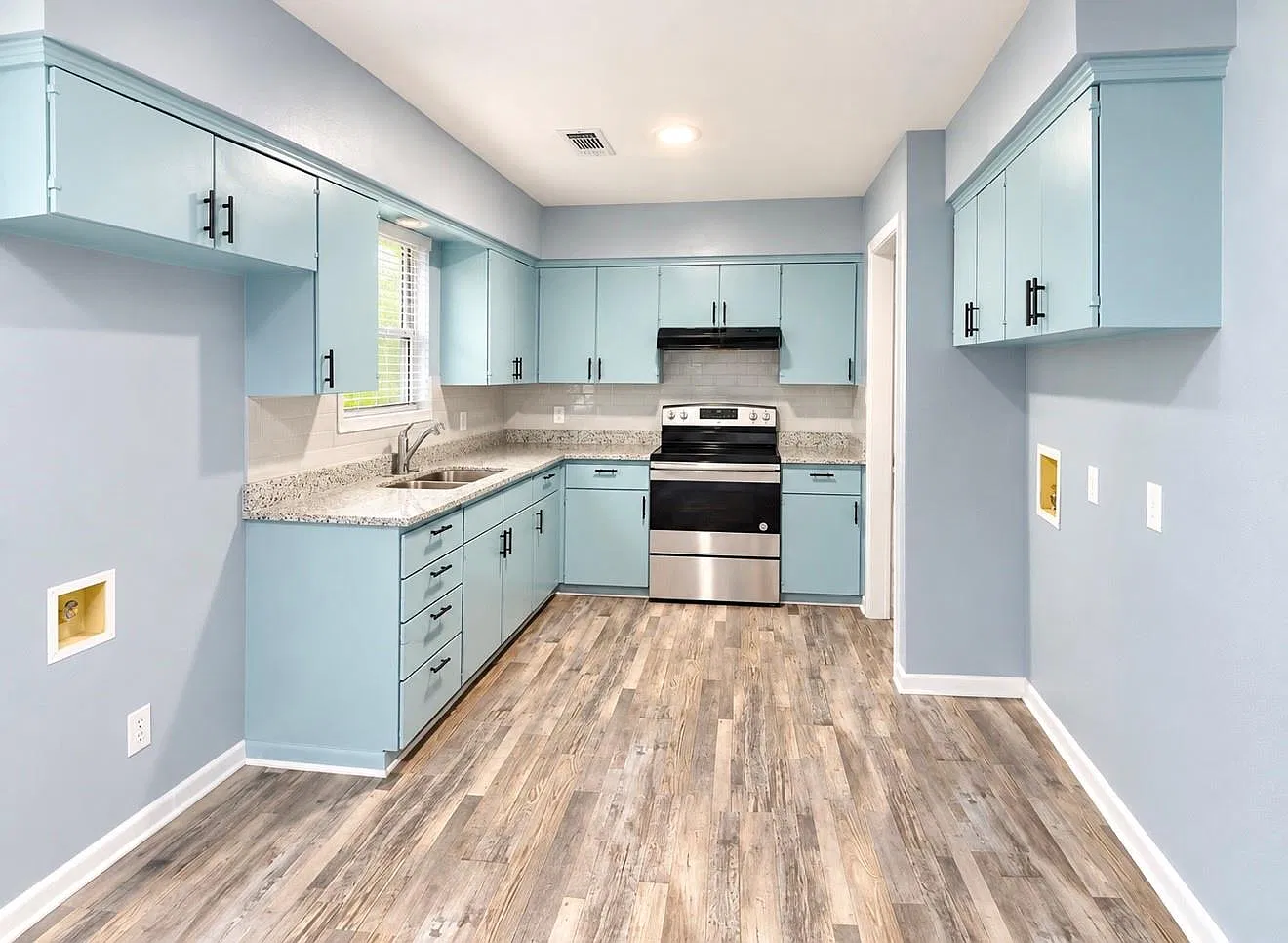 2 bed, 1.0 bath, 1066 sqft, $1,600 — Photo 2