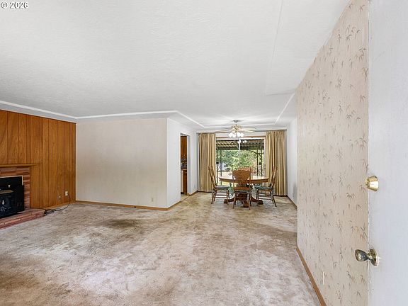 5th image of 975 SE Kane Dr