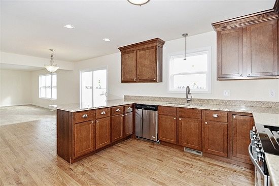 3rd image of 932 Curwick Dr