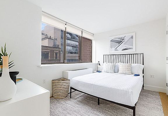 4th image of 250 W 19th St APT 9H