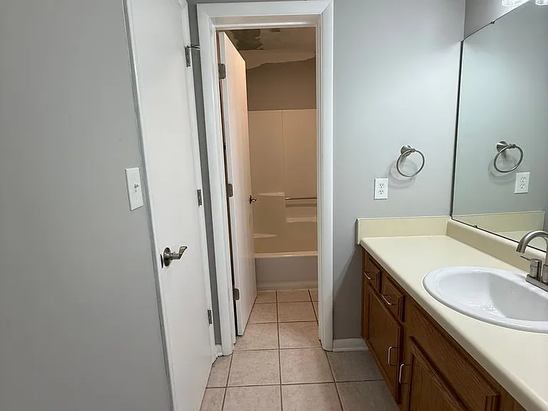 1312 Twin Springs Ct — Photo 8