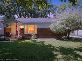 31772 Folkstone Dr, Farmington, MI 48336