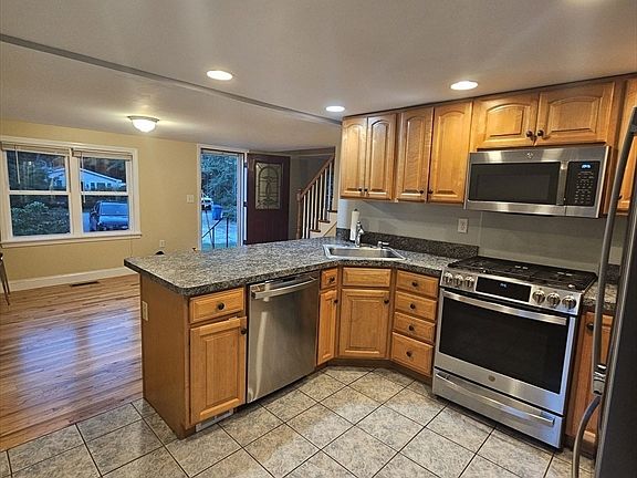 3rd image of 11 Cardinal Ave