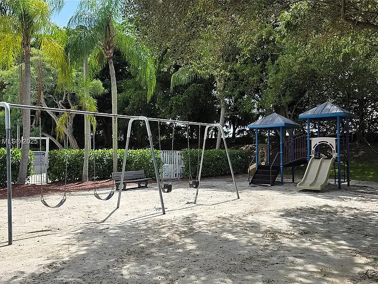 8066 Sanibel Dr — Photo 15