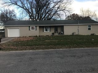 349 S McCullough St, Waggoner, IL 62572