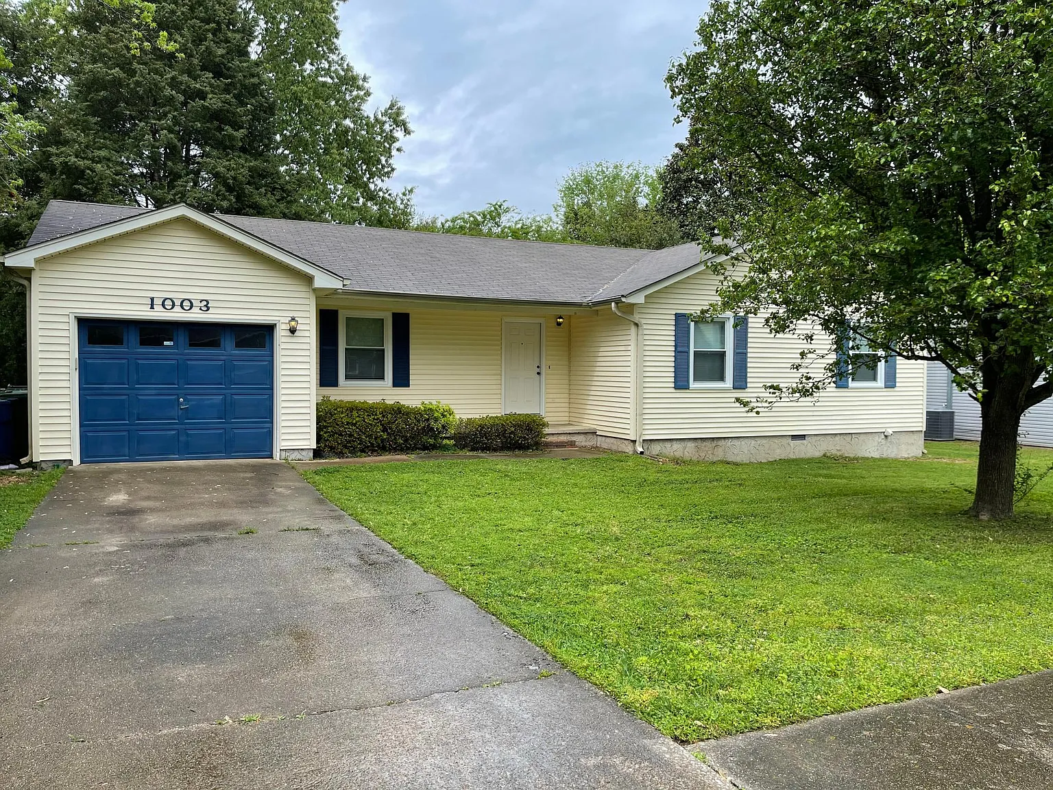 3 bed, 1300 sqft, $1,900 — Photo 1