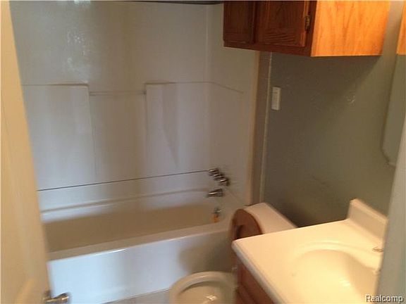 5th image of 17605 Hanna St