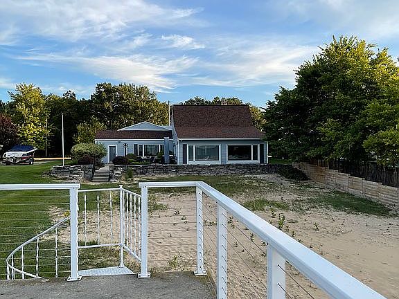 3rd image of 9312 Crescent Beach Rd