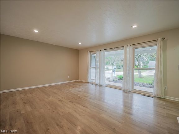 3rd image of 11526 Glendora Ln