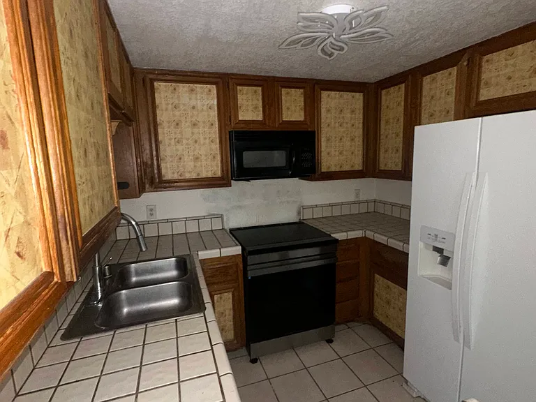 Cozy kitchen. Dishwasher not captured in photo.
