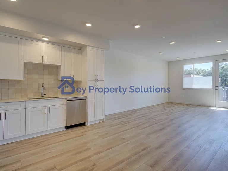 2475 Victoria Ave #304 — Photo 3