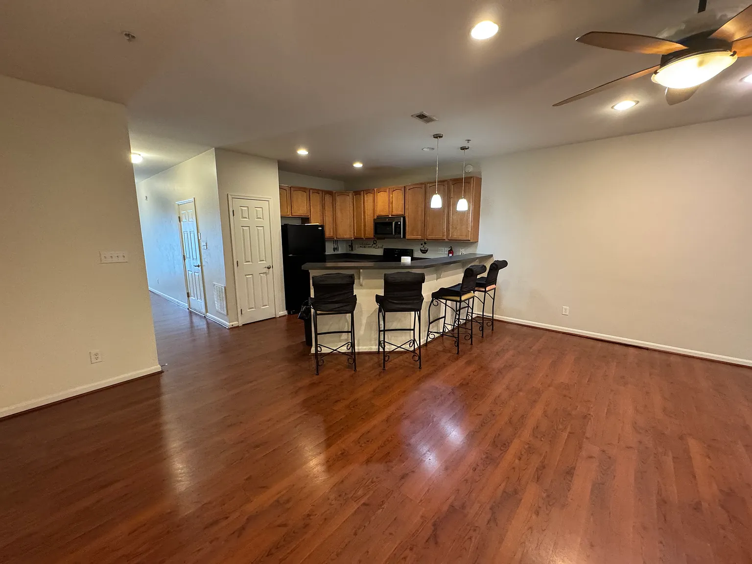 3 bed, 2.5 bath, 1450 sqft, $2,200 — Photo 3