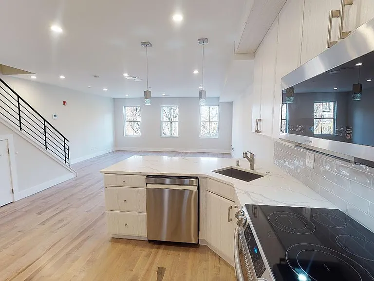 662 N 15th St #3 — Photo 4
