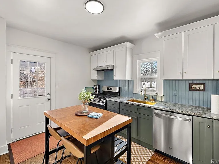 5008 Iroquois St — Photo 9