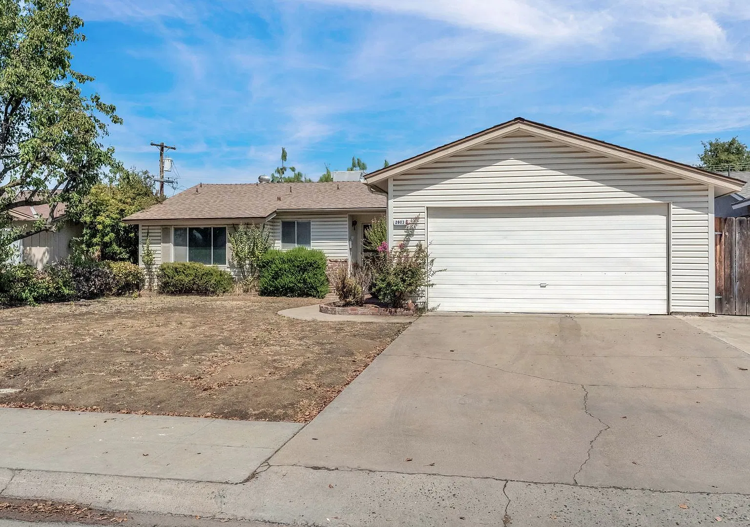 Clovis Home-Convenient location to shopping & entertainment — Photo 3
