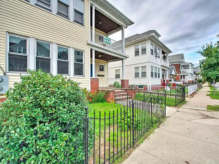 34 Pembroke Ave — Photo 20