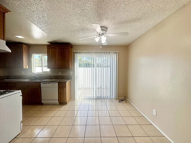 Huntington Clay Apartments — Photo 7