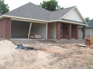 9 Chuckwagon Ct, Angleton, TX 77515