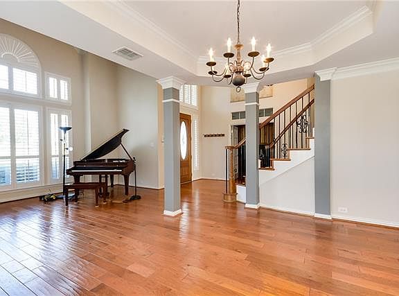 5th image of 725 Carrie Ln