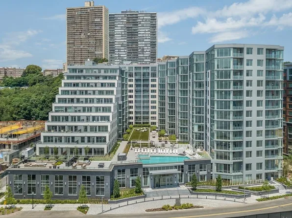 9 Avenue At Port Imperial image 1 of 14