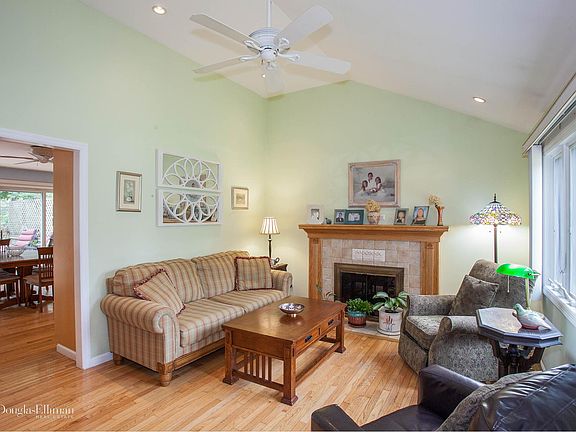 4th image of 99 Roseland Ln