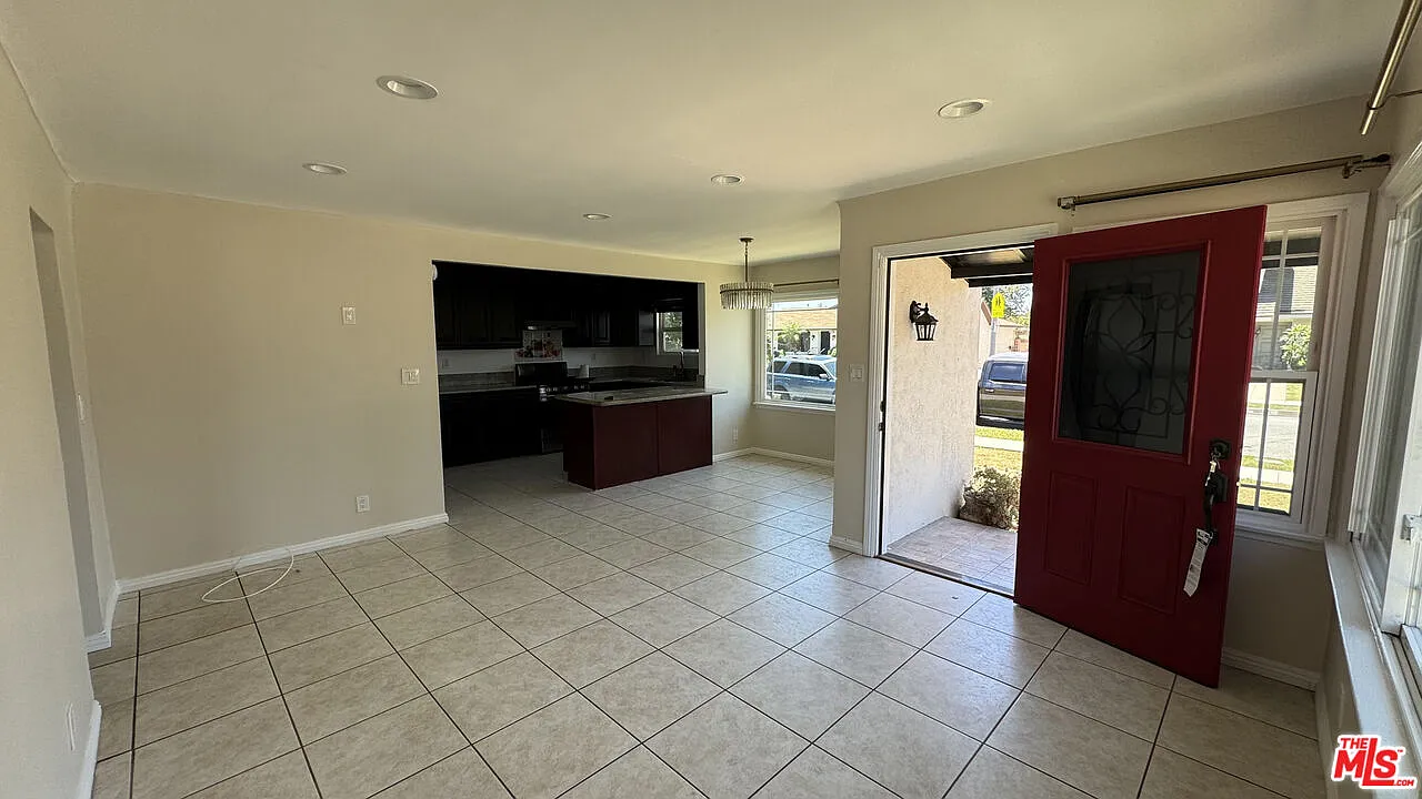 3 bed, 1.0 bath, 1166 sqft, $3,800 — Photo 2