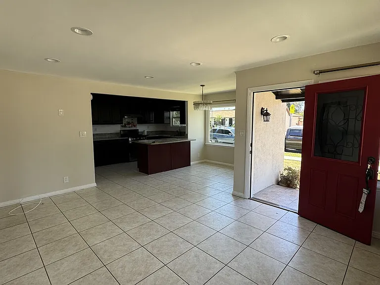 15336 Ryon Ave — Photo 2