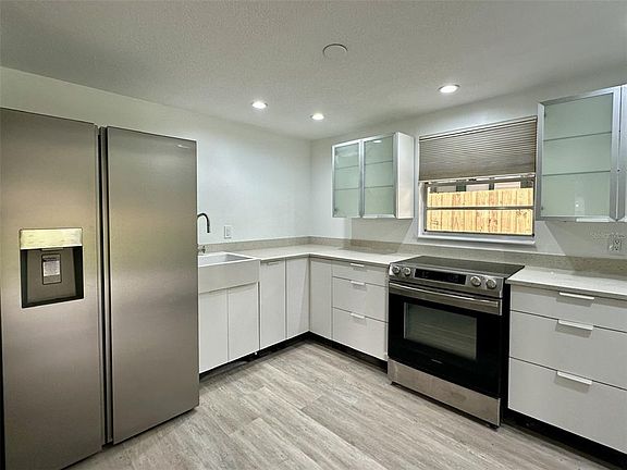 4th image of 502 E KNOLLWOOD STREET