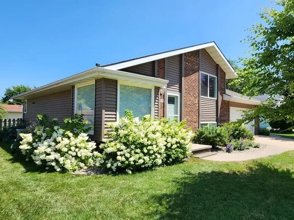 1140 Sawtell Ct, Oshkosh, WI 54902
