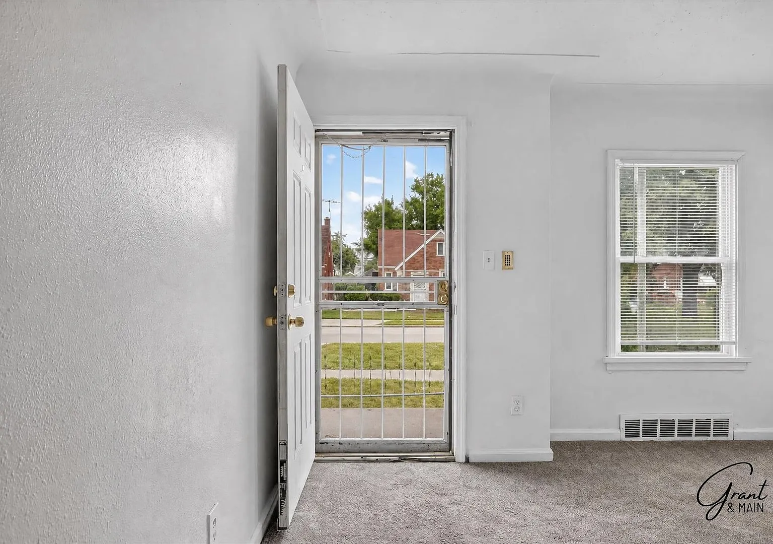 3 bedroom 1.5 bathroom bungalow - $1175 — Photo 2