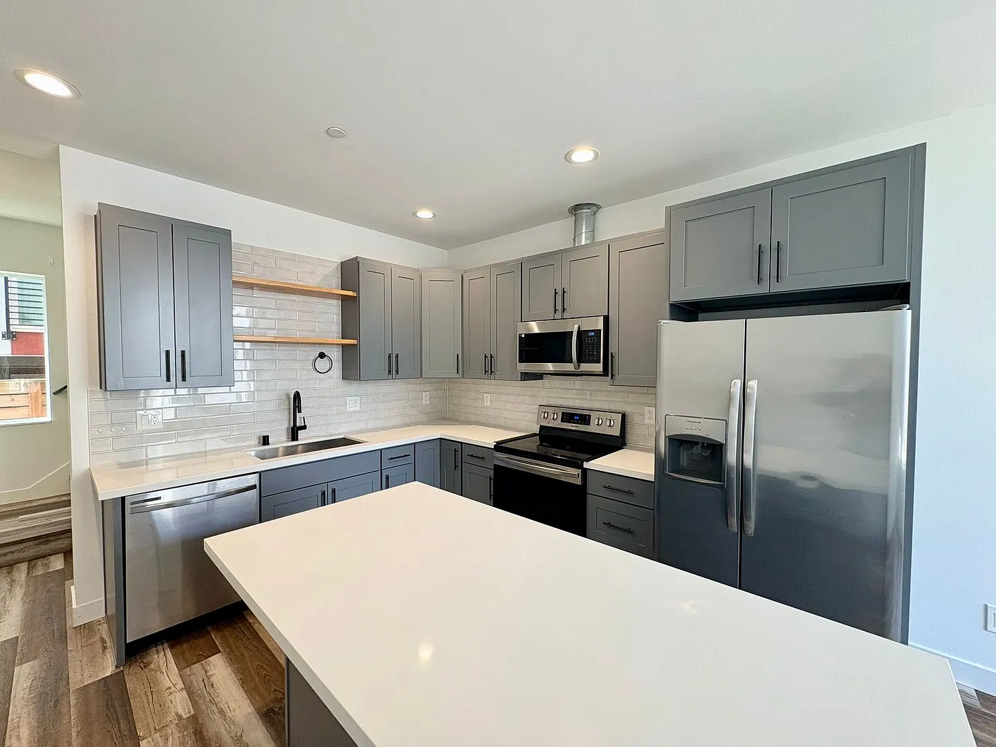 Bright West Seattle Condo for Rent NOW — Photo 3