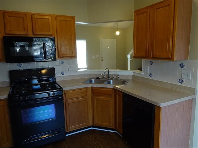 3041 Lake Park Trl — Photo 4