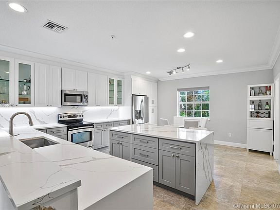 2nd image of 2702 NE 8th Ave #2702