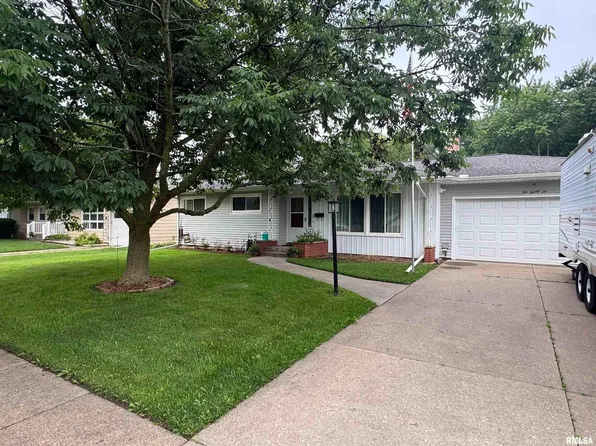 1026 N 13th St, Clinton, IA 52732