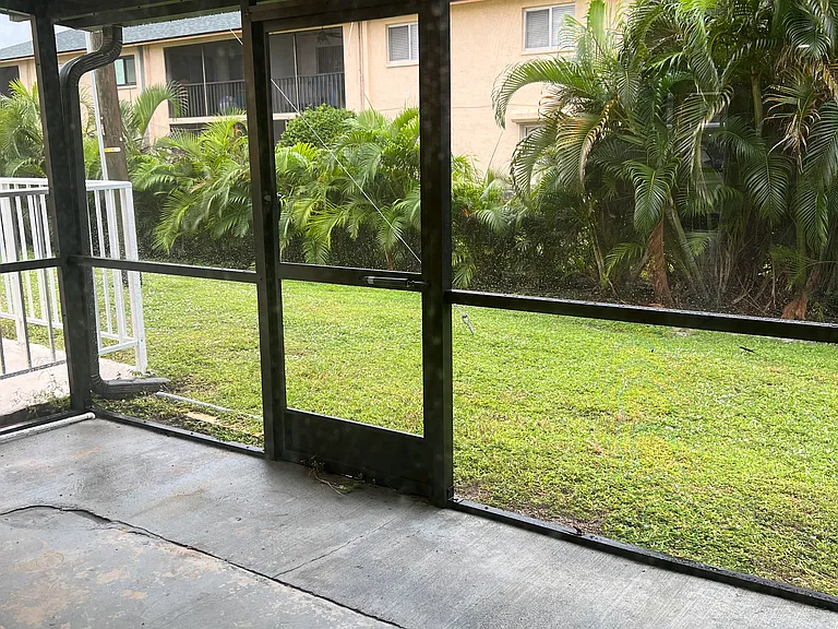 1510 SW 47th Ter #102 — Photo 2