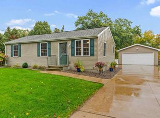 3809 Delahaut St, Green Bay, WI 54301
