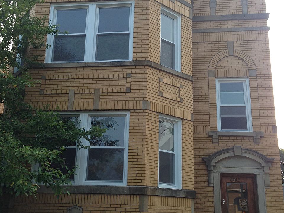 1st image of 6742 N Rockwell St #2
