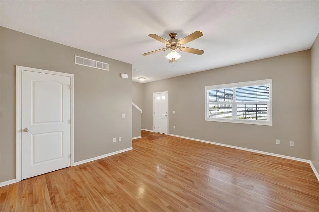 3 bed, 2.5 bath, 1672 sqft, $1,900 — Photo 2