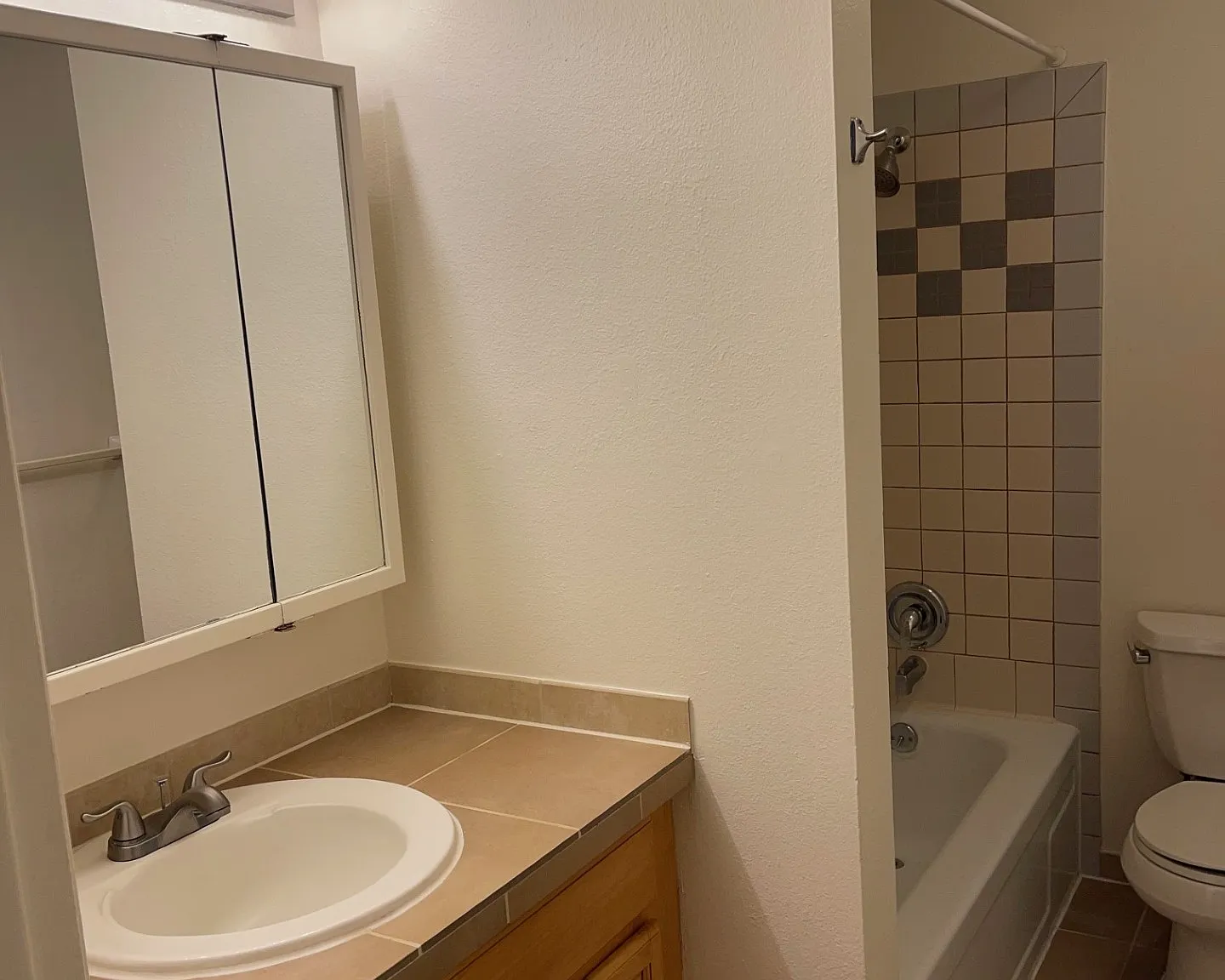 9421 Avondale Rd NE — Photo 3