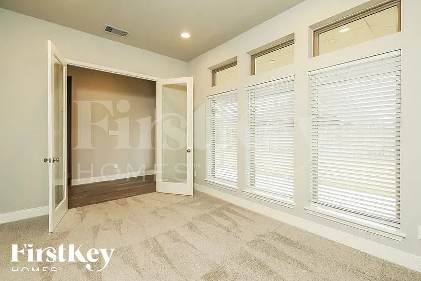 4 bed, 3.0 bath, 2352 sqft, $2,115 — Photo 3