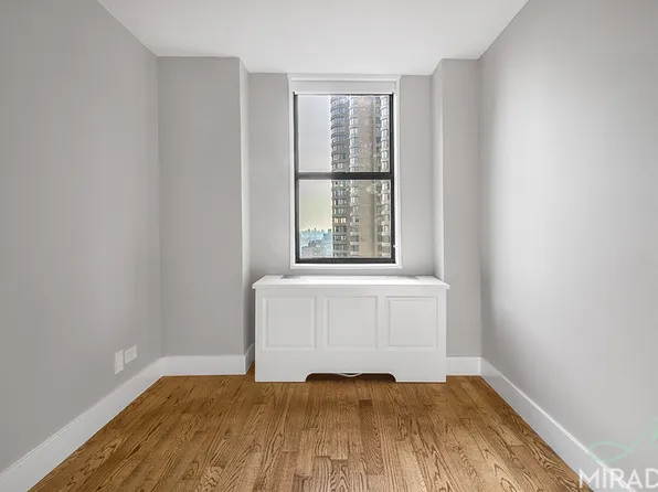 330 East 39th Street image 3 of 14