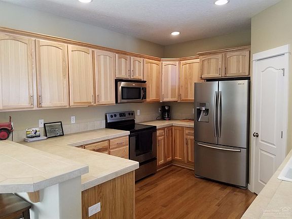 3rd image of 360 SE Pioneer Dr