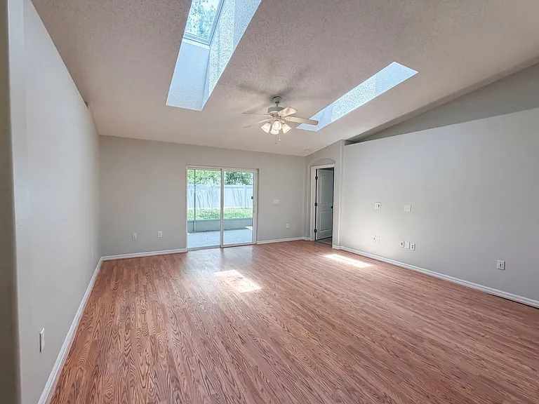 1367 Wildberry Ln — Photo 7