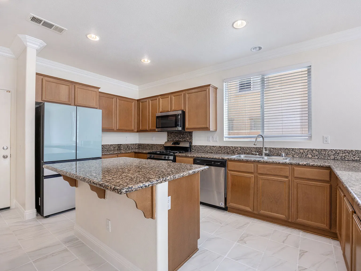 3 bed, 2400 sqft, $2,800 — Photo 3