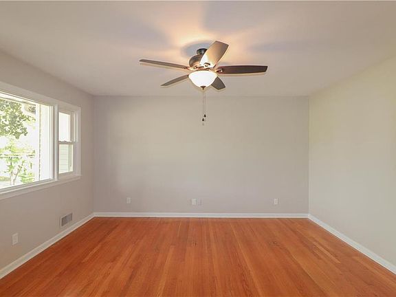 4th image of 1220 Scott Dr