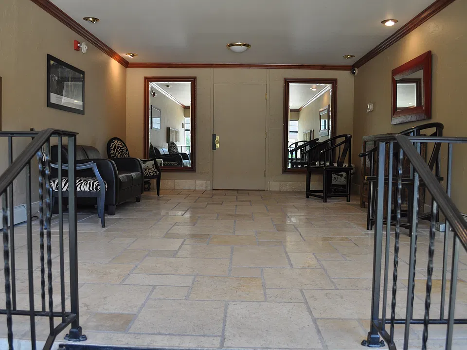 800 E Henry Clay St #105