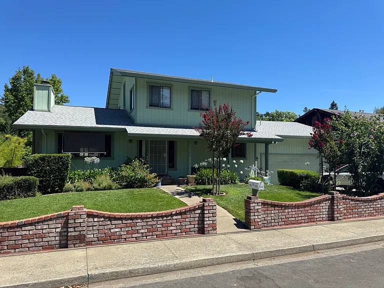1349 Helen Ave — Photo 1